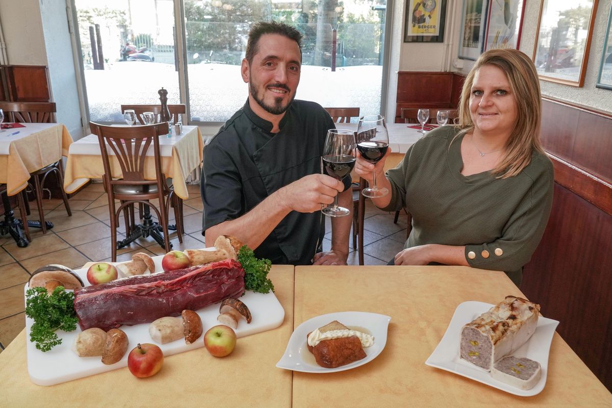 Les nouveaux propriétaires du Café du Plateau, Samuel Plaud, le chef de cuisine et Amélie Flament, directrice de salle.