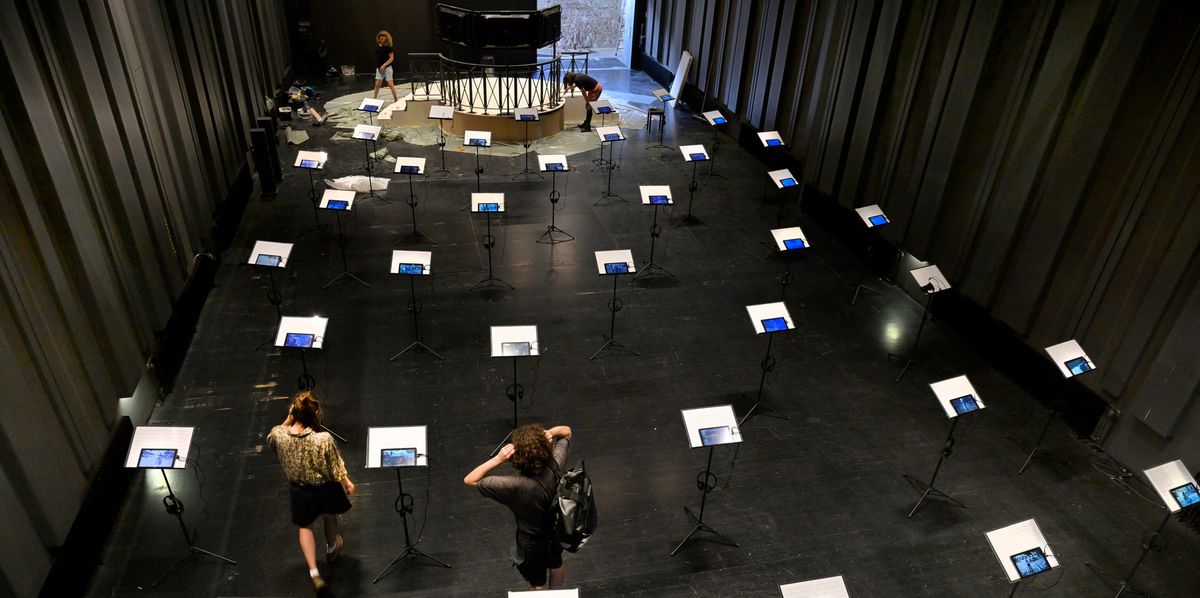Installation des 37 lutrins pour le concert symphonique de Carlos Garaicoa au théâtre de l'Oriental à Vevey, le 30 août 2024.