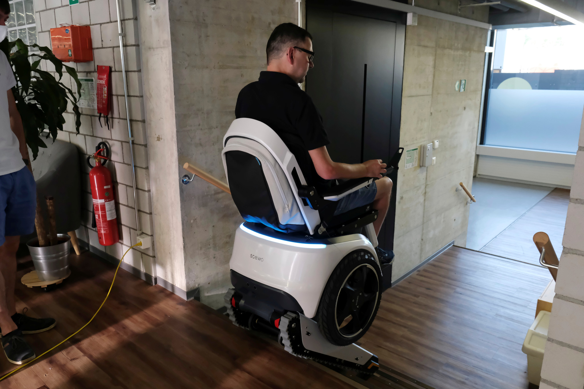 Winterthur 10.07.2020 / Die Firma Scewo an der Technoparkstrasse liefert ihre ersten Rollstuehle aus , die Treppen steigen koennen . 
Michael Hagmann . Bild Heinz Diener