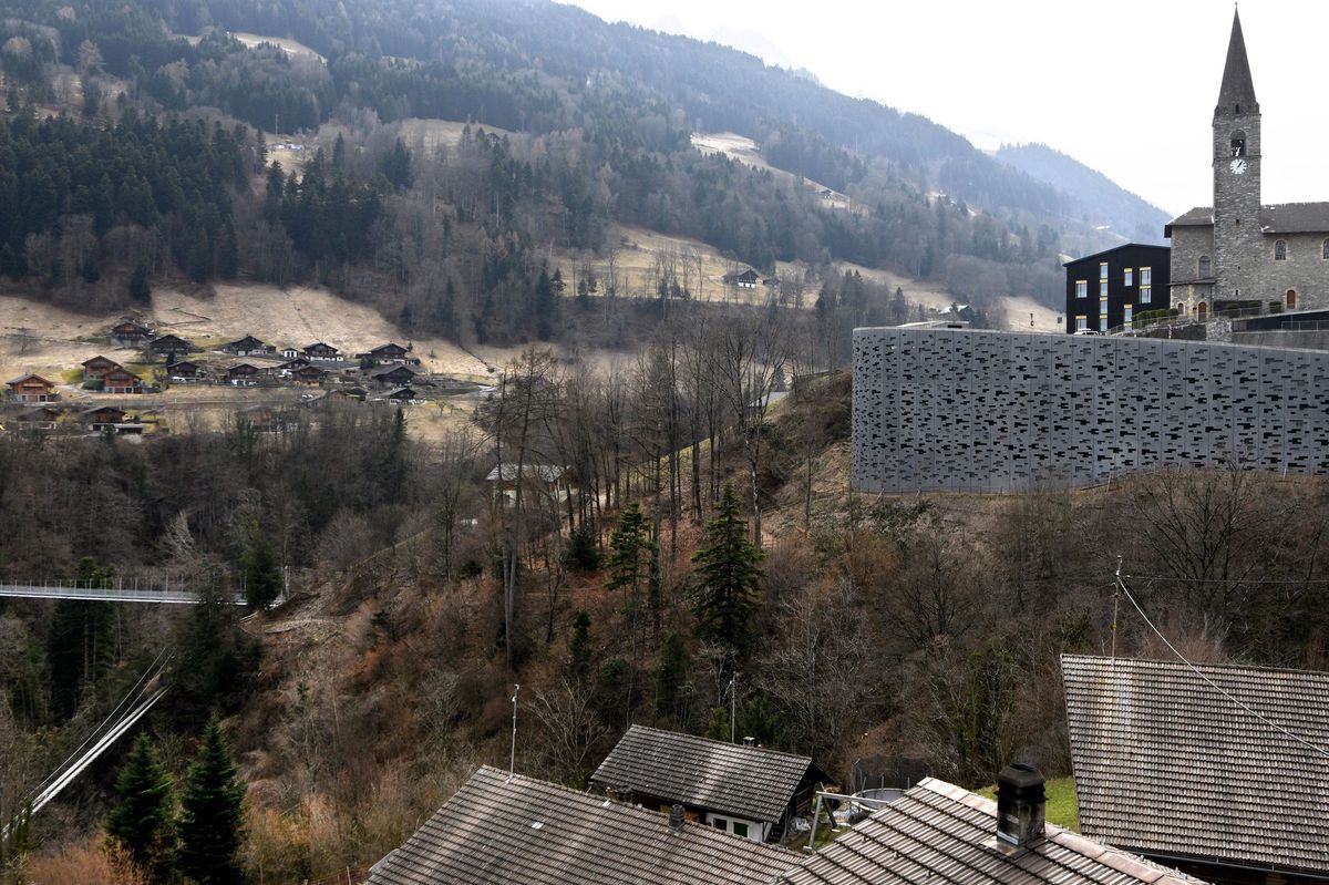 Un enfant de douze ans a perdu la vie en chutant dans la rivière de la Vièze qui passe dans les gorges entre Troistorrents et Chenarlier (sous la passerelle en bas à gauche).  