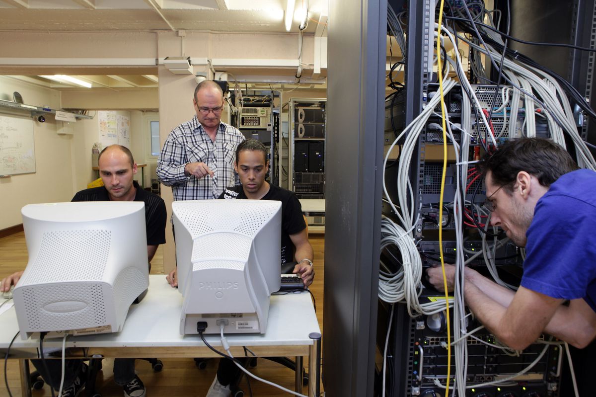 Lausanne - 27 juillet 2010 -  Formation informatique_ Fabrice Schurter, responsable du Dpartement Infrastructures, coach et formateur chez Lab 4 Tech, ici au centre de calcul.  - © Chris Blaser.