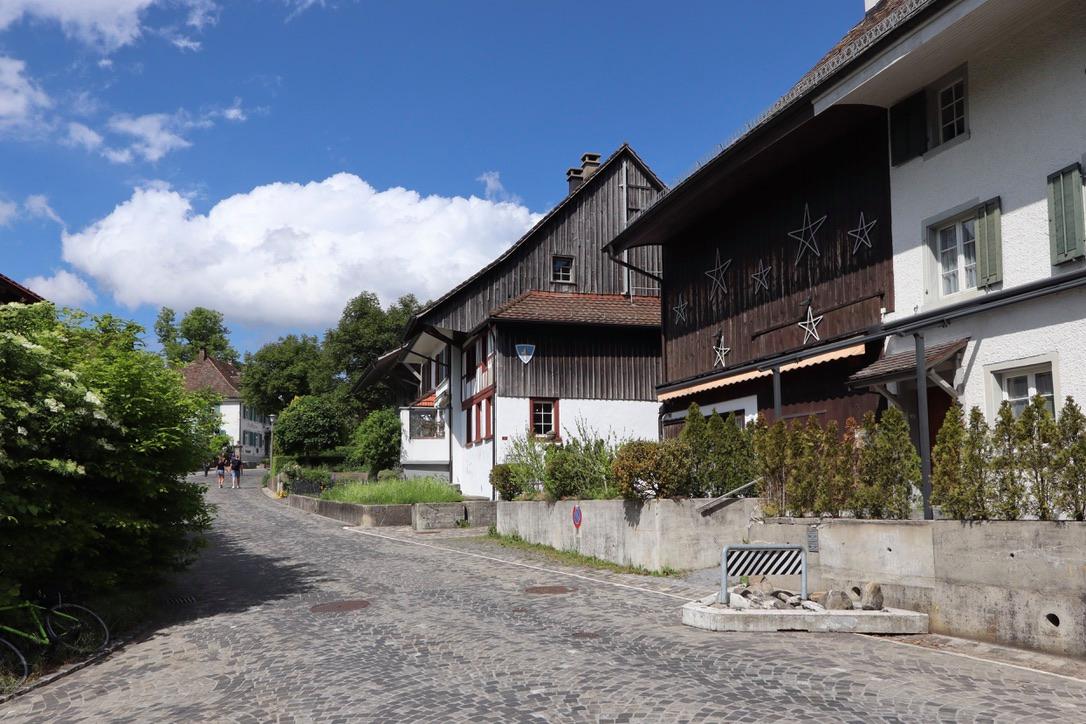 Das Pfadiheim befindet sich an der Dorfstrasse 8 neben der ebenfalls zum Verkauf stehenden Linde (mit den Sternen an der Holzwand).  