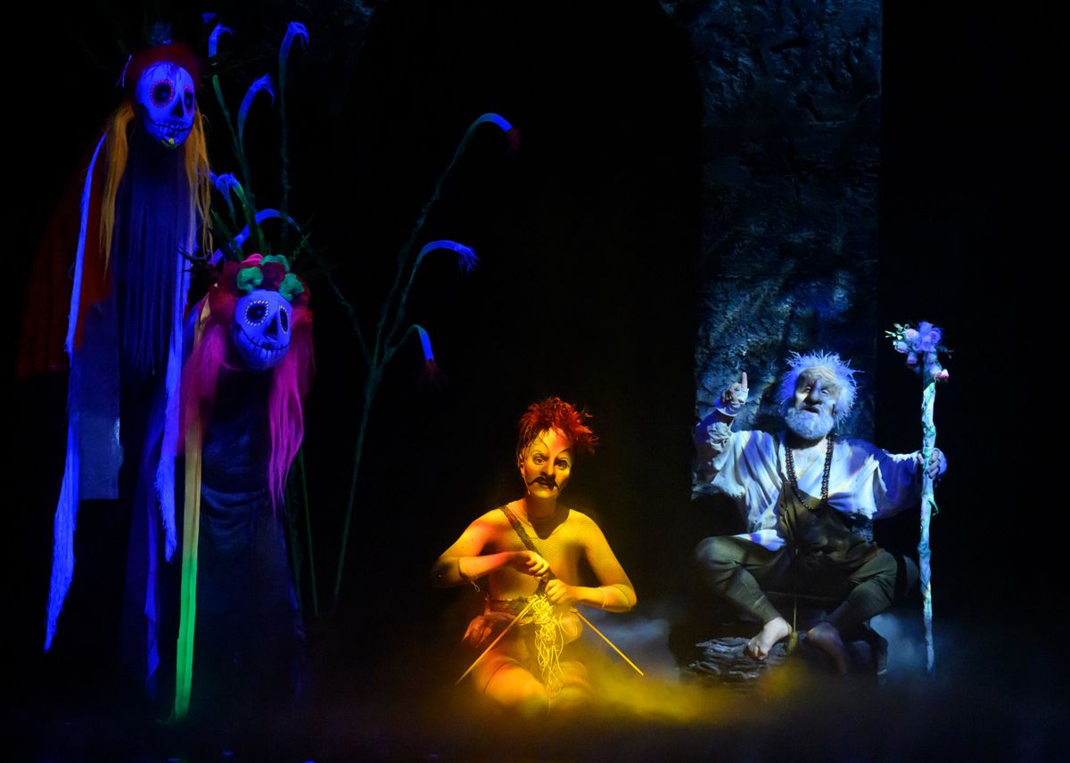 Prospero le magicien (Karl Eberhard) et Ariel (Jeanne Pasquier), l’esprit aérien, les deux instruments du destin de «La tempête».