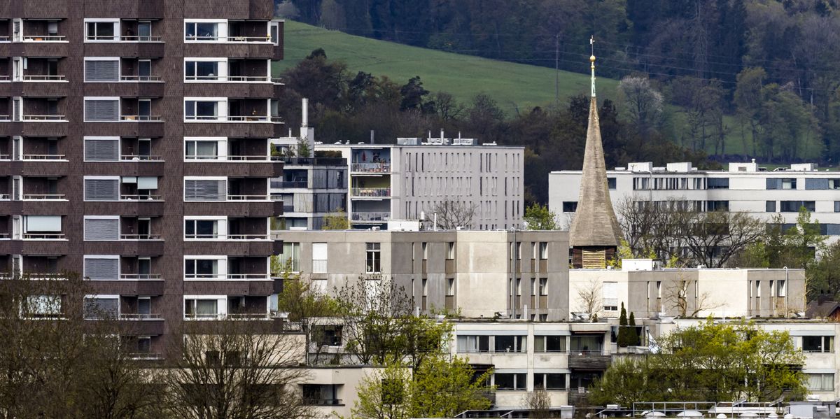 Wohnhaeuser, das Alterszentrum Affoltern, links, und die Kirche Unterdorf, hinten Mitte, im Zuercher Stadtteil Affoltern, aufgenommen am Montag, 24. April 2023 in Zuerich. (KEYSTONE/Michael Buholzer)