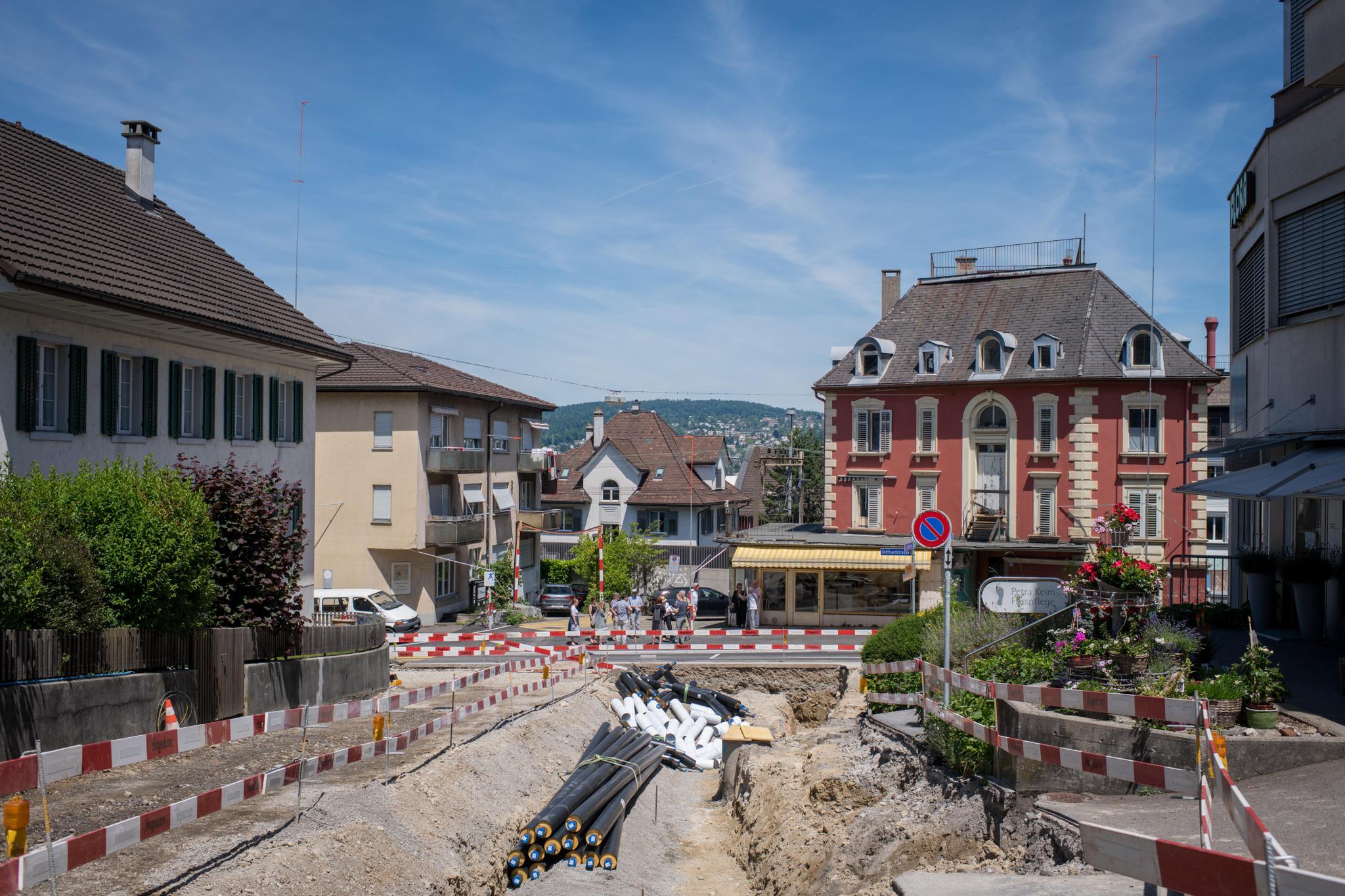 Bei einem Ja der Gemeindeversammlung hätte der rotgefärbte Neuhof am nördlichen Ende der Gotthardstrasse, sowie das beige Nachbargebäude einem Neubau weichen müssen.