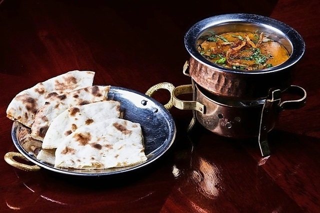 Les naans accompagnent le curry vindaloo.