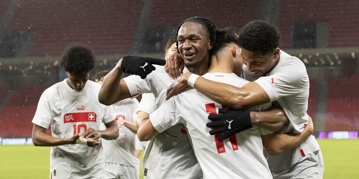 Bryan Okoh et ses coéquipiers de l'équipe de Suisse célèbrent lors du match de qualification du groupe E de l'UEFA Euro 2025 des moins de 21 ans contre l'Albanie, à l'Arena Kombetare de Tirana, Albanie, le mardi 26 mars 2024.