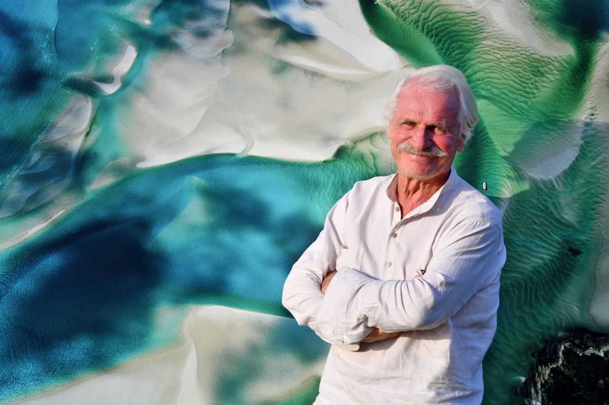 Yann Arthus-Bertrand durant le vernissage de son exposition « Legacy – Une vie de photographe réalisateur » à Nice, le 24 septembre 2021. Elle se déroule du 24 septembre au 16 janvier 2022.Cette exposition, singulière dans sa scénographie et dans son format « Hors les Murs » en différents lieux à Nice, présente 148 photographies iconiques de « La Terre vue du ciel » sur la Coulée Verte, près de la place Masséna, puis 48 photographies issues de la série « Bestiaux » illustrant les rapports de l’homme à l’animal sur le Cours Saleya, Place Pierre Gautier, dans la vieille ville, et enfin une rétrospective du travail de Yann Arthus-Bertrand au Musée de la Photographie Charles Nègre, accompagnée de la diffusion de son nouveau film « Legacy », présenté au Festival de Cannes en 2021, dans lequel le photographe-réalisateur livre une vision sensible et radicale de notre monde qu'il a vu se dégrader en une génération.