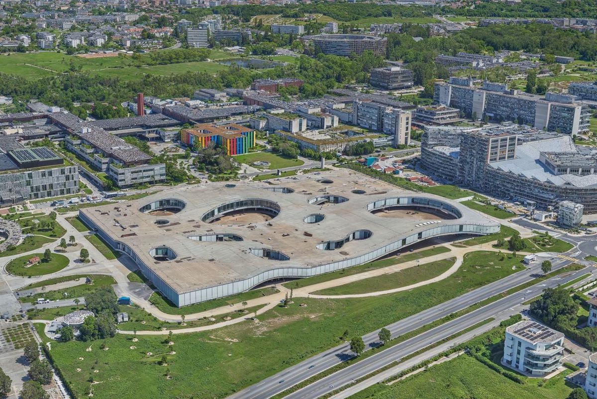 Vue aérienne virtuelle du Rolex Learning Center de l'EPFL, près de Lausanne, tirée de la plateforme ouest-lausannois.uzuverse.com.