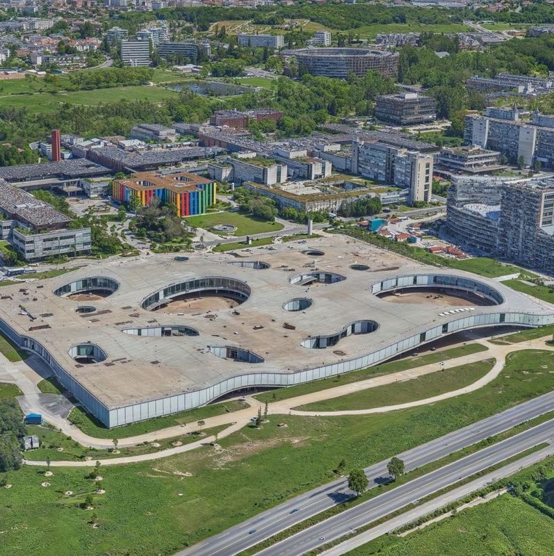 Vue aérienne virtuelle du Rolex Learning Center de l'EPFL, près de Lausanne, tirée de la plateforme ouest-lausannois.uzuverse.com.