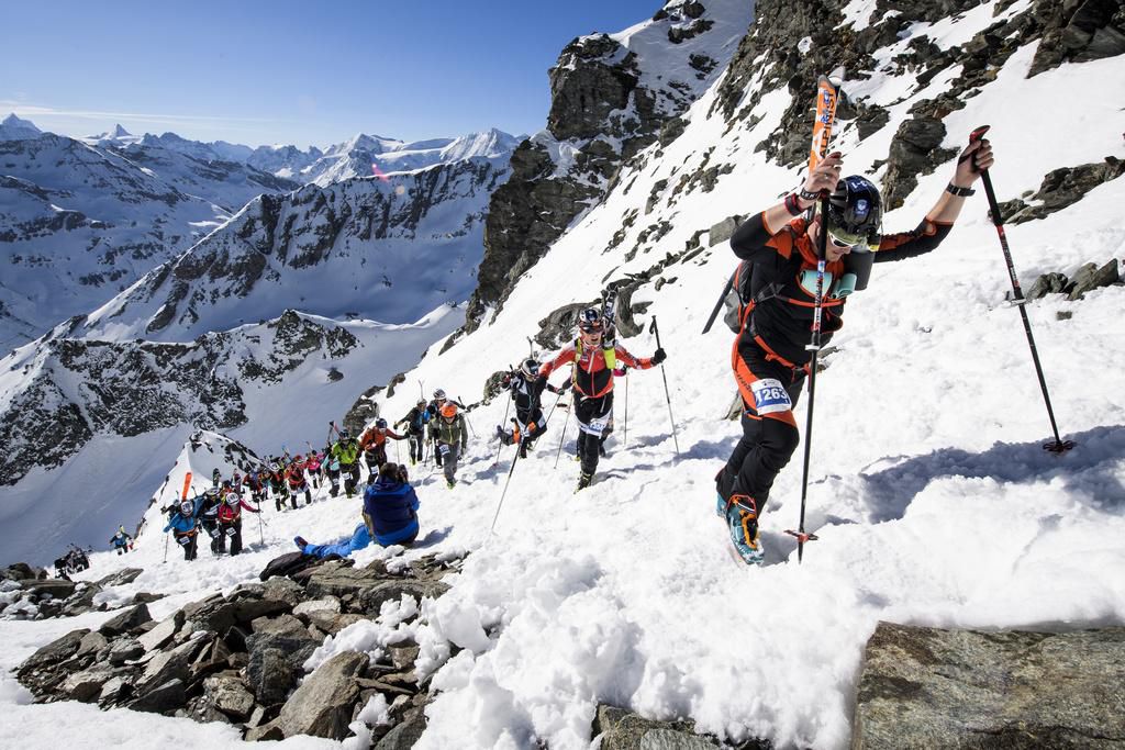 Des participants à la 21e Patrouille des Glaciers grimpent le sommet de la Rosablanche, le 18 avril 2018.