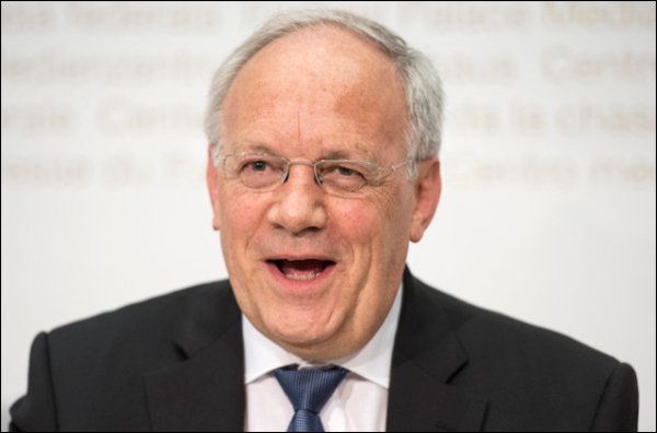 Pour Johann Schneider-Amman, le cas de certains cantons frontaliers qui autorisent de jeunes étrangers aux places d'apprentissage est un exemple à suivre.