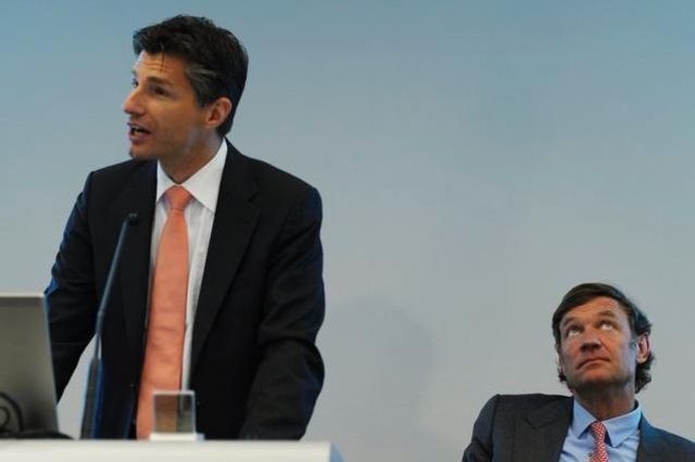 A gauche, le CEO du groupe, Urs Baumann.