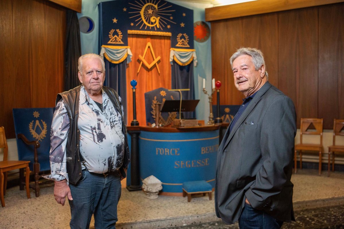 À l’occasion de ce 150e, les frères – dont Claude-Alain Habegeer (à dr.) et Jean-Paul Ciana – veulent tordre le cou aux mythes qui entourent la franc-maçonnerie.