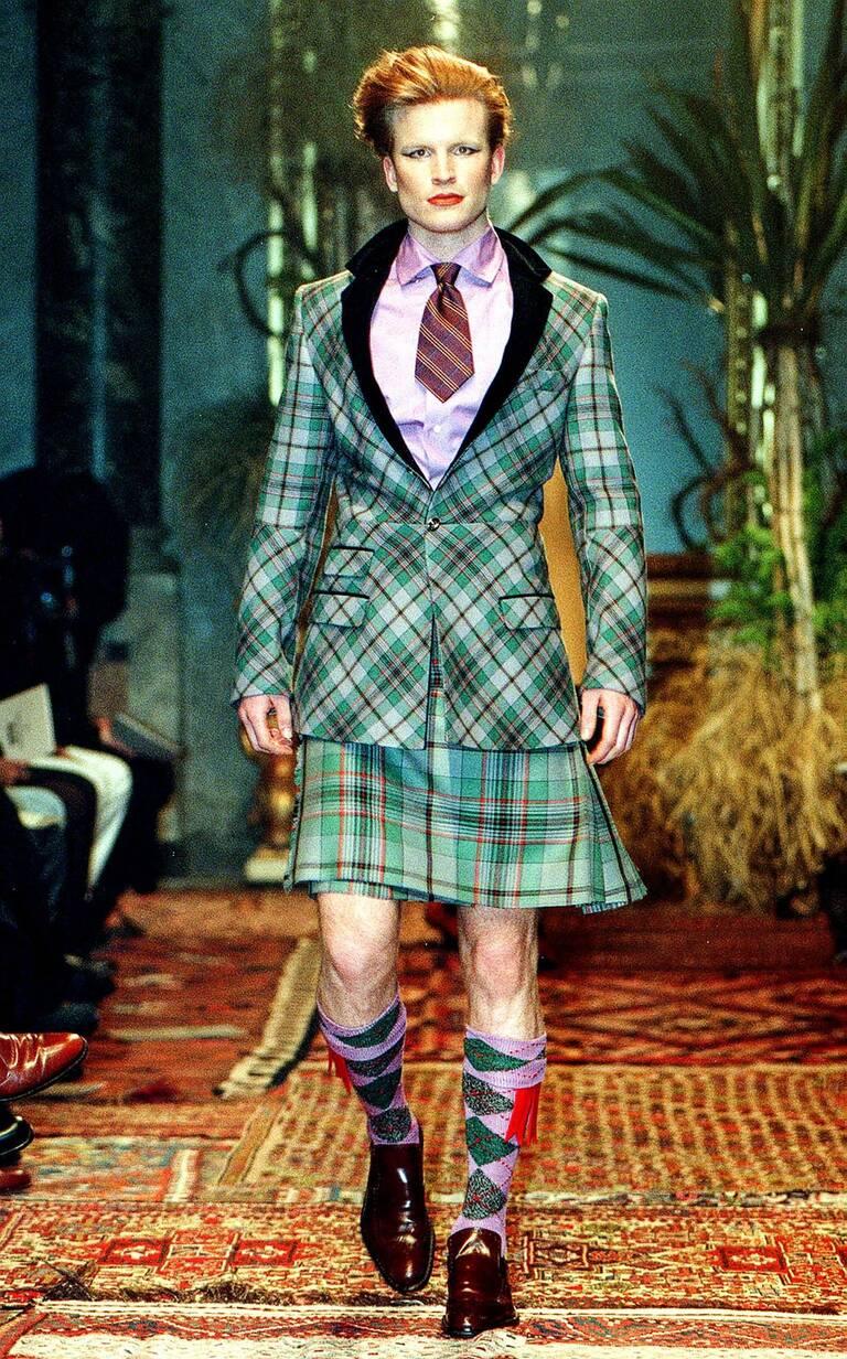Dès 1990, Vivienne conçoit aussi des collections masculines. Voici un costume écossais de 1999.