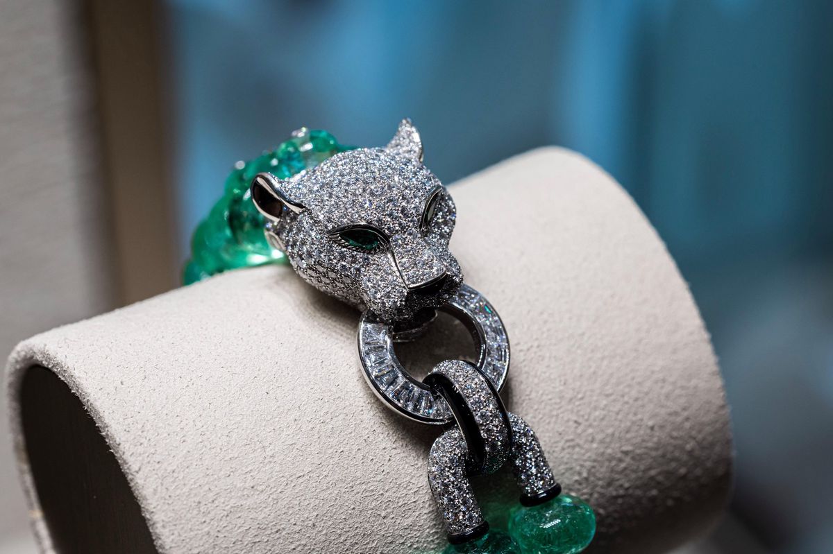 Bracelet panthère de Cartier, en or blanc, onyx, diamants et émeraudes.