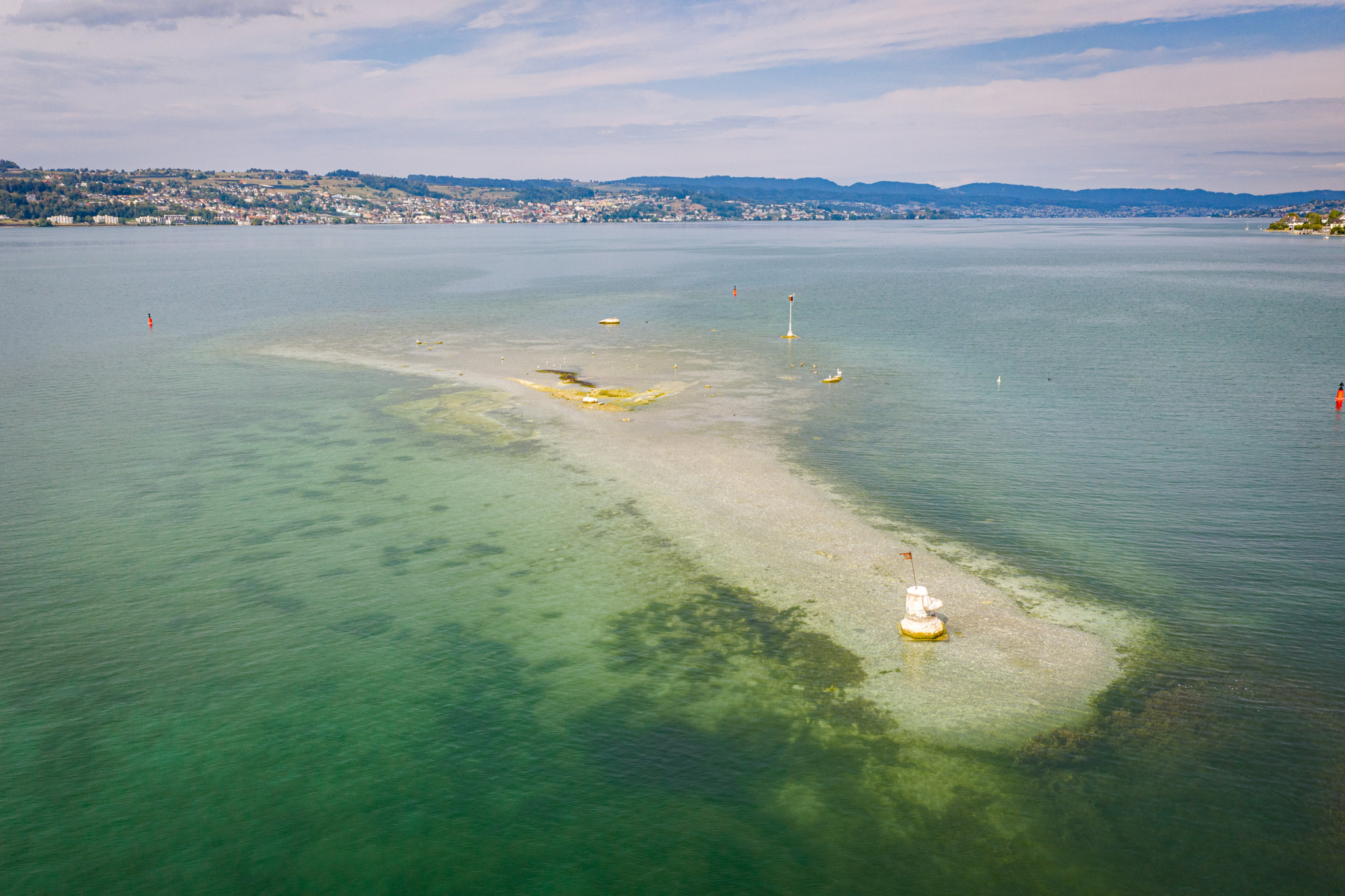 Drohnenaufnahme des Stäfner Steins im Zürichsee bei Stäfa: Die Untiefe ragt bei tiefem Wasserstand fast vollständig aus dem See.
