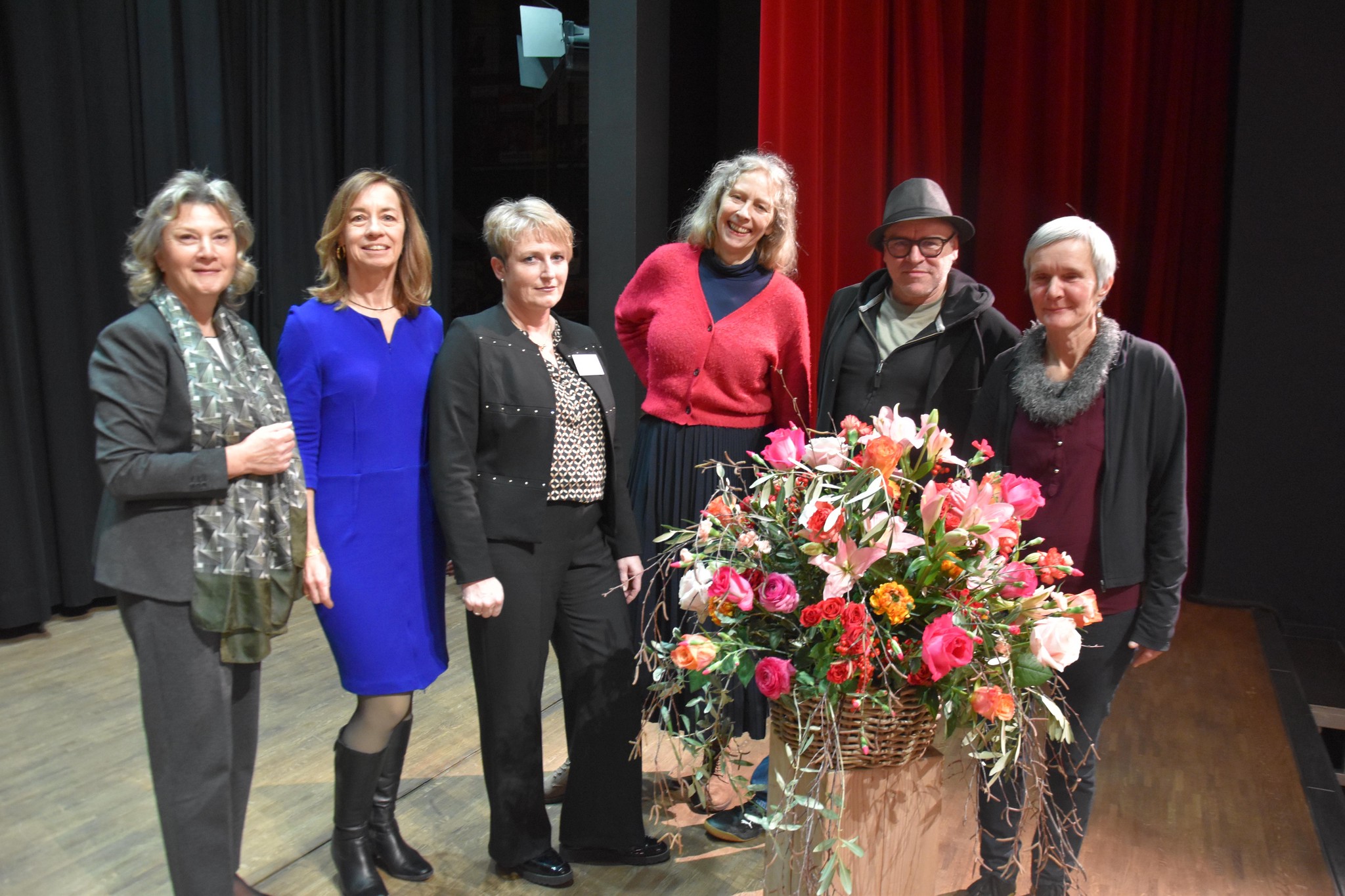 Top-Blumenstrauss für Marianna Lehmann (li.), Präsidentin Volkswirtschaft, und die Jury mit Ursula Flück-Arbeiter (Thun), Vera Brawand (Grindelwald), Christine Kehrli (Schattenhalb),  Heinrich Gartentor (Horrenbach)  und Erika Hänni (Reichenbach).