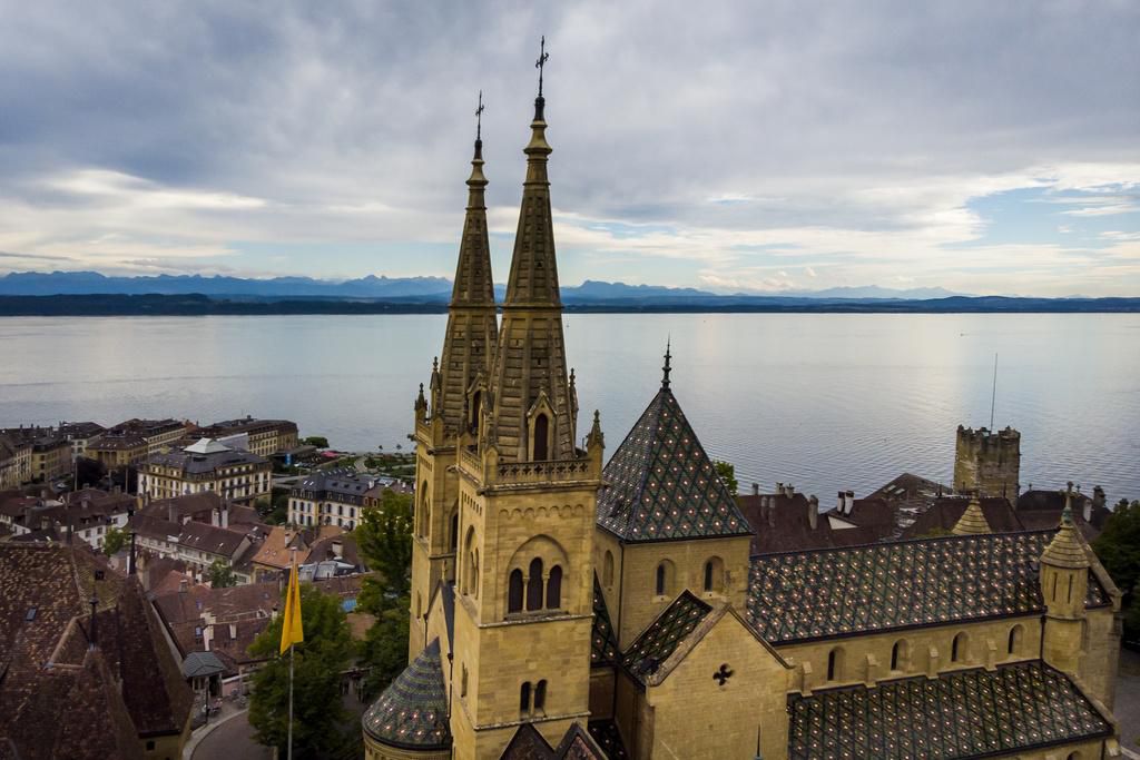 Les quelque cent élèves concernés devront observer une quarantaine stricte de 10 jours, et leurs familles ne pourront raccourcir leur quarantaine qu’en cas de test négatif.