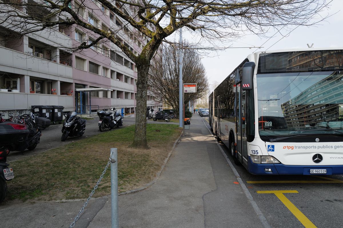 L’arrêt de bus n°21 EST situé devant les allées 13-15 de la rue du Vieux-Moulin à Onex.