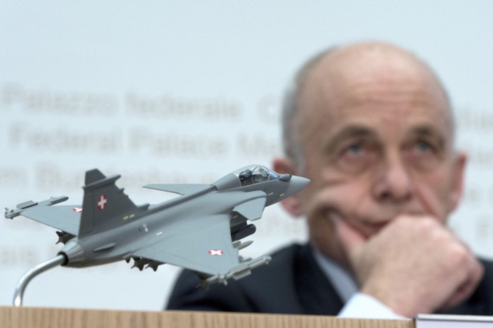Le Gripen ne restera pour l'instant qu'une maquette sur le bureau d'Ueli Maurer: les Suisses ont rejeté le 18 mai 2014 par 53,4% des voix l'achat de l'avion de combat.