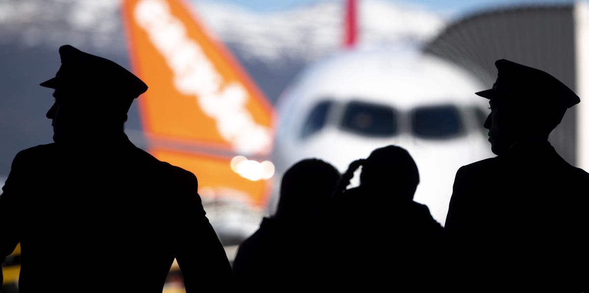 Un équipage sur le tarmac de l’aéroport de Genève, lundi 24 février 2020.