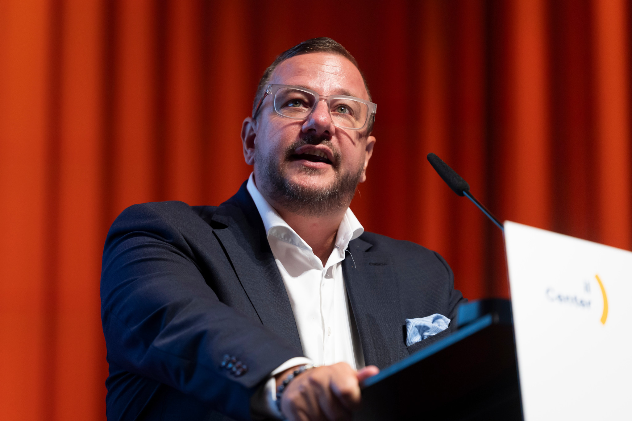 Philipp Matthias Bregy, Parteipräsident der Mitte, spricht am Rednerpult an der Delegiertenversammlung der Mitte Schweiz in Fribourg.