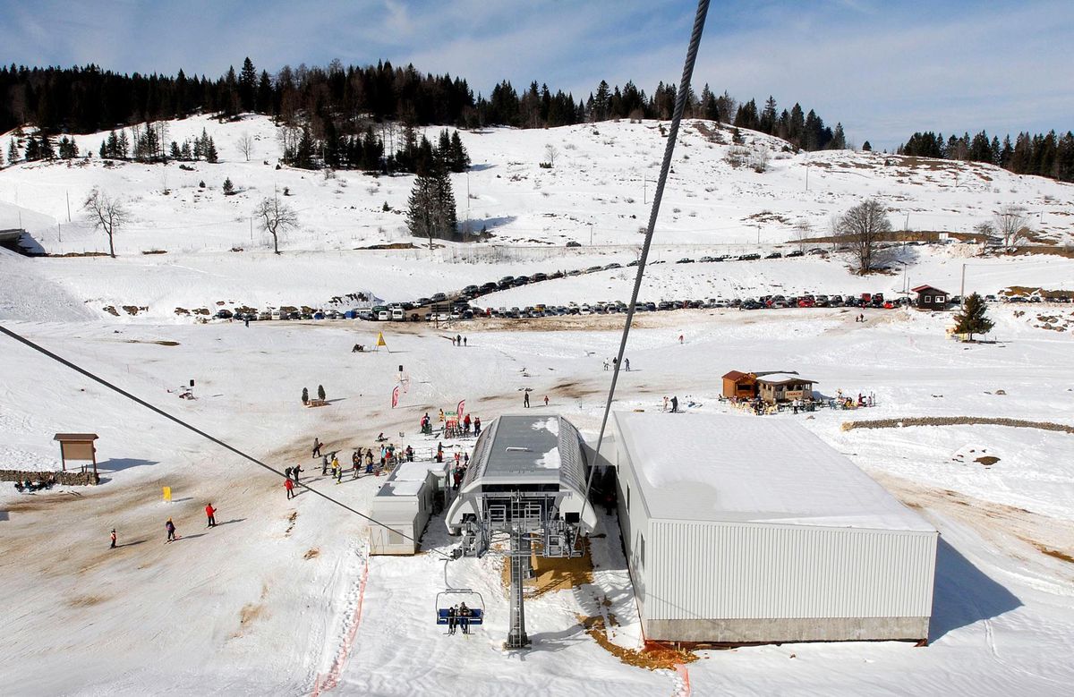 Le télésiège des Dappes est sur le territoire Suisse, mais il n’est acessible que par la France. Le parking est d’ailleurs situé sur le sol français.