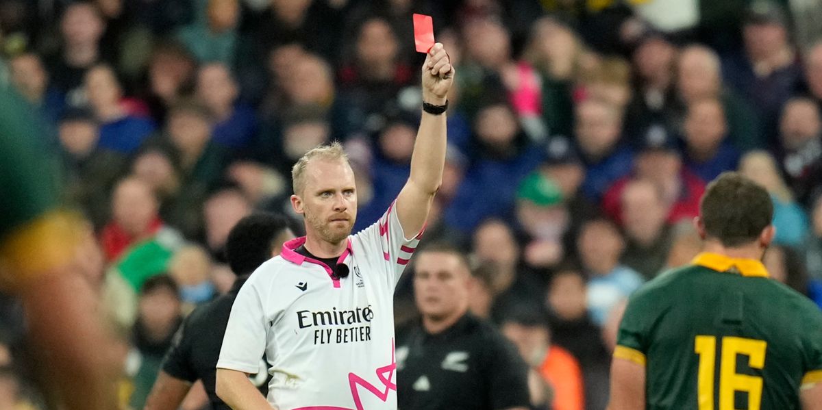 L'arbitre Wayne Barnes brandit un carton rouge pour Sam Cane de la Nouvelle-Zélande lors de la finale de la Coupe du Monde de Rugby contre l'Afrique du Sud au Stade de France.