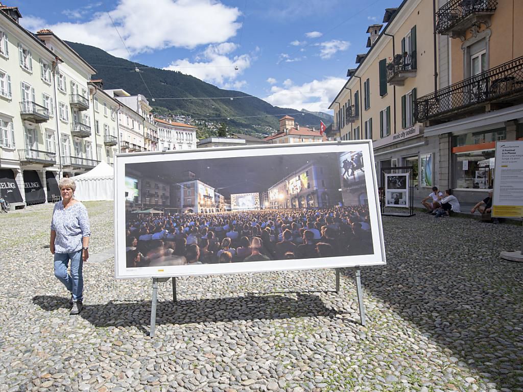 Une exposition de photos remplace les rangées de chaises sur la Piazza Grande à Locarno.