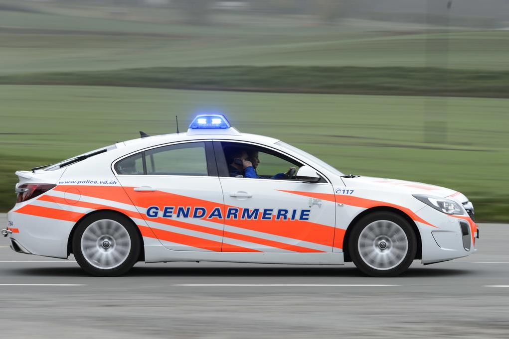 Voiture de police de la gendarmerie vaudoise avec gyrophare allumé, roulant à Cugy, Vaud, Suisse, le 3 novembre 2015.