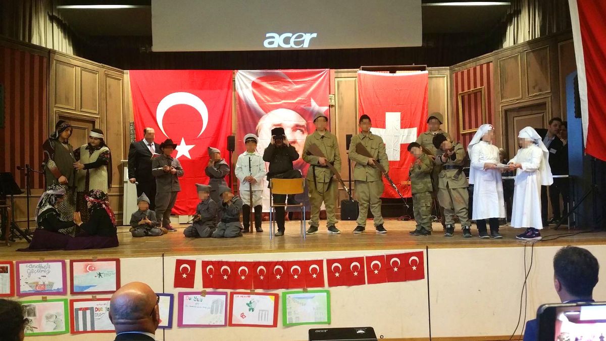 Des petits garçons ont joué à faire la guerre dans une pièce de théâtre scolaire. Ils ont tiré avec des armes factices, mimé des morts reposant sur le champ de bataille le corps recouvert d'un drapeau turc, glorifié l'Empire ottoman et crié des slogans pour la patrie.