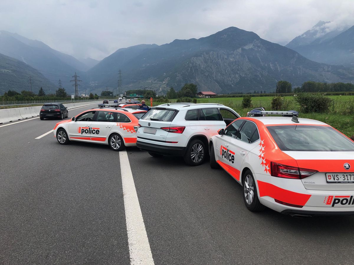La voiture des fuyards a finalement terminé sa course en percutant l’arrière d’un véhicule de police.