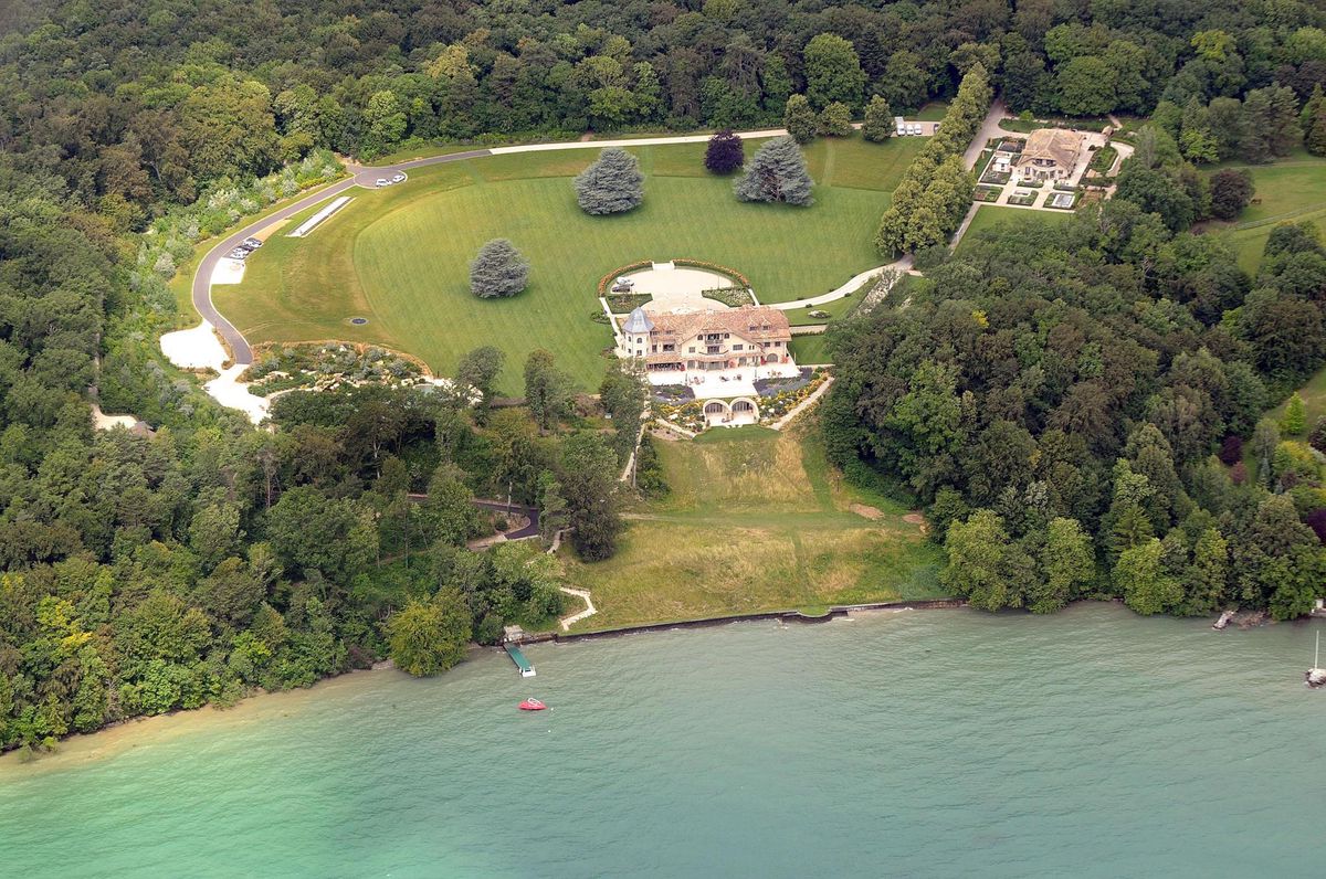 La Réserve, où résident Michael et Corinna Schumacher, au bord du lac Léman à Gland, n’est pas à vendre. Cette luxueuse propriété a été acquise en 2002 pour 15 millions de francs environ. Un montant d’au moins 20 millions a ensuite été investi dans les constructions et aménagements extérieurs.