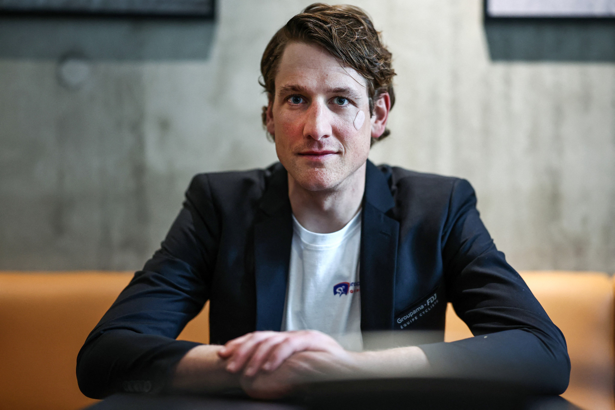 Le cycliste suisse de l’équipe Groupama-FDJ prend un malin plaisir à expliquer le développement de la machine.