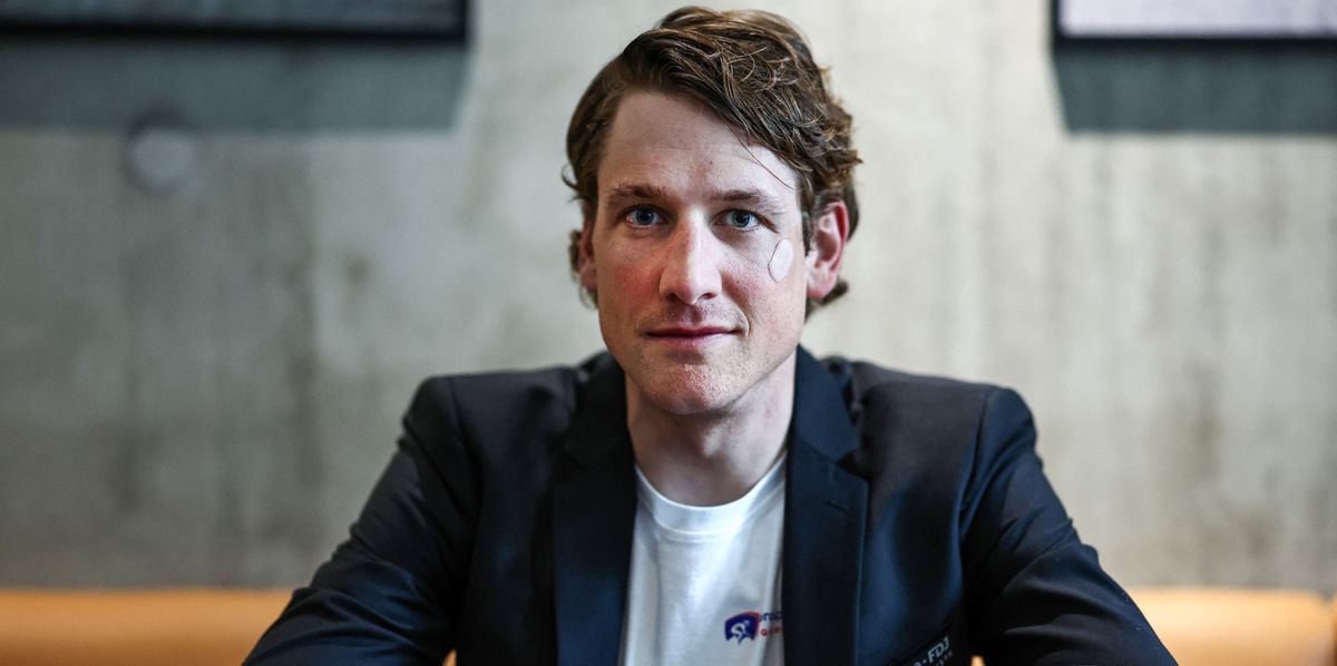 Le cycliste suisse de l’équipe Groupama-FDJ prend un malin plaisir à expliquer le développement de la machine.