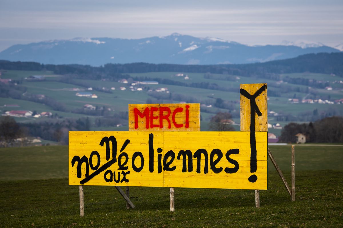 Un panneau "Non aux eoliennes" est visible dans un champ contre le projet de parc eolien "Monts de Vuisternens" dans le canton de Fribourg le mercredi 10 mars 2021 a Sommentier. Le gouvernement fribourgeois prevoit un concept eolien a sept parcs dans son plan directeur cantonal, afin de renforcer l'energie eolienne. (KEYSTONE/Jean-Christophe Bott)