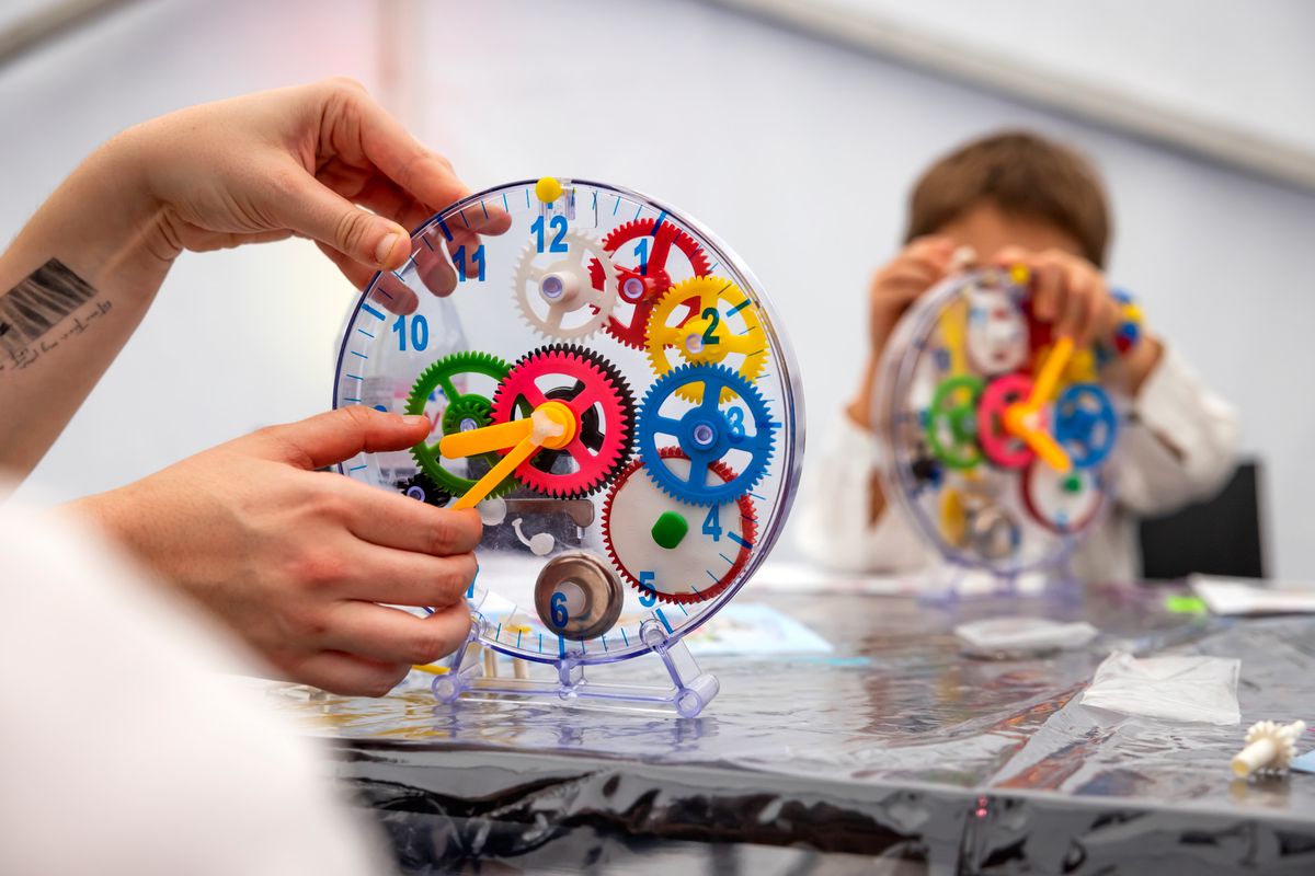 Geneve, le 13 avril 2024. Watches and Wonders Geneva ouvre ses portes aux publics sous la tente placee sur le Pont de la machine au Village horloger. Le programme In The City offre des activites culturelles et educatives en lien avec l horlogie.  © Magali Girardin
