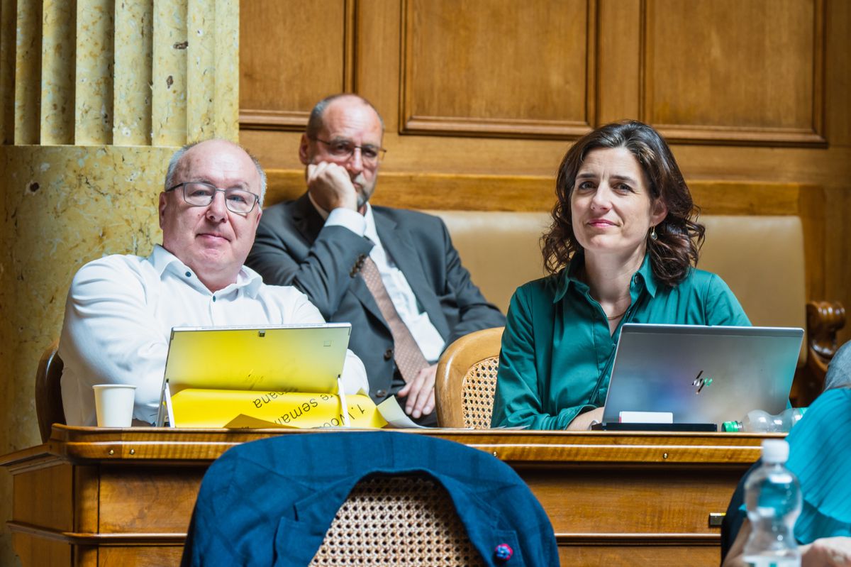 Sie fordert, dass die Löhne der Teuerung angepasst werden und das Parlament einen grosszügigen Gegenvorschlag für die Prämienverbilligungen trifft.