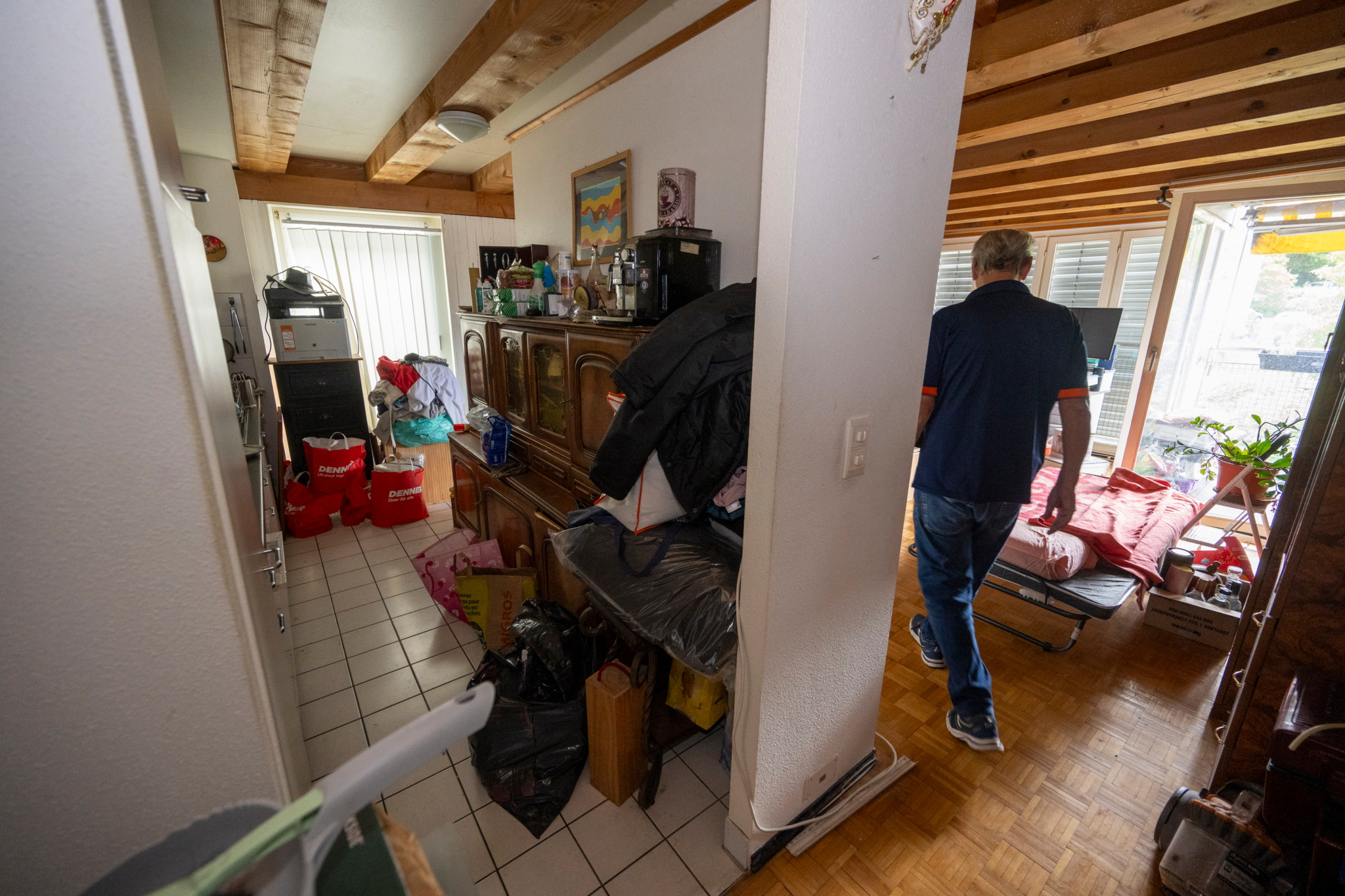 Christian Soulié, 72 ans, dans son appartement de Vevey vidé de ses meubles, avec un lit de camp visible, victime d’infestations de puces de lit depuis 5 ans.