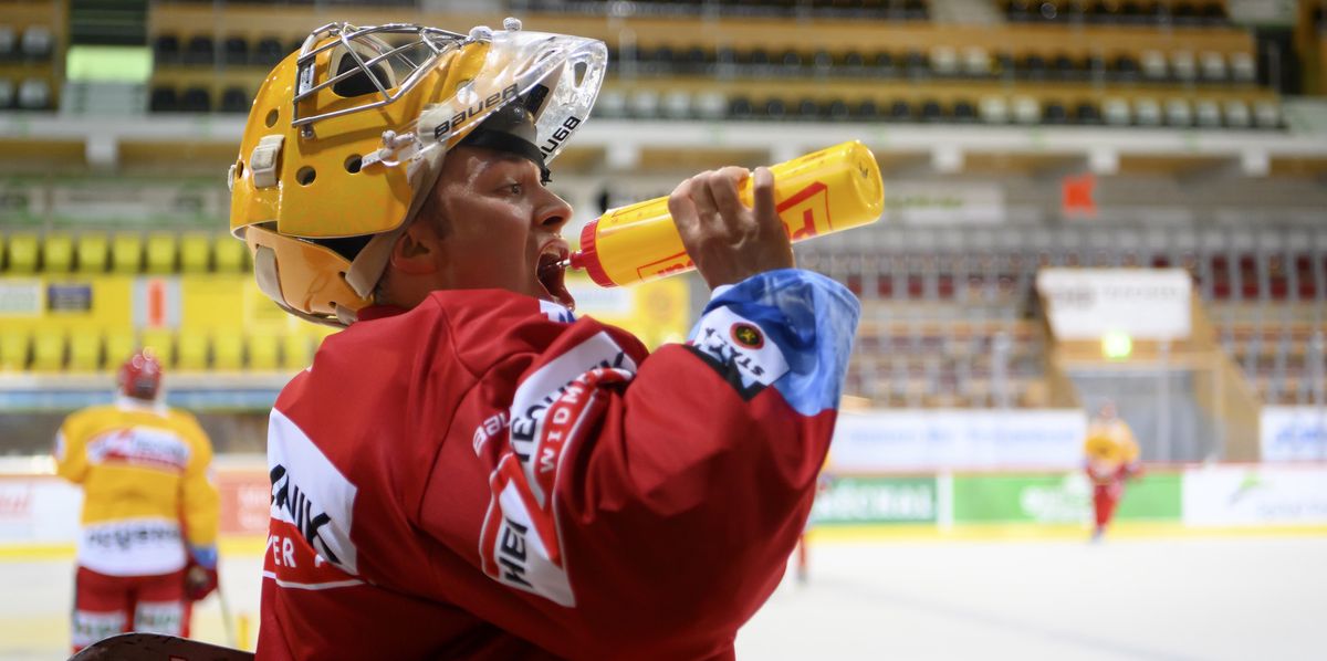 Langnaus Torhueter Gianluca Zaetta trinkt Wasser waehrend dem Eistraining, am Mittwoch 28. Juli 2021, im Ilfisstadion in Langnau. (KEYSTONE/Anthony Anex)