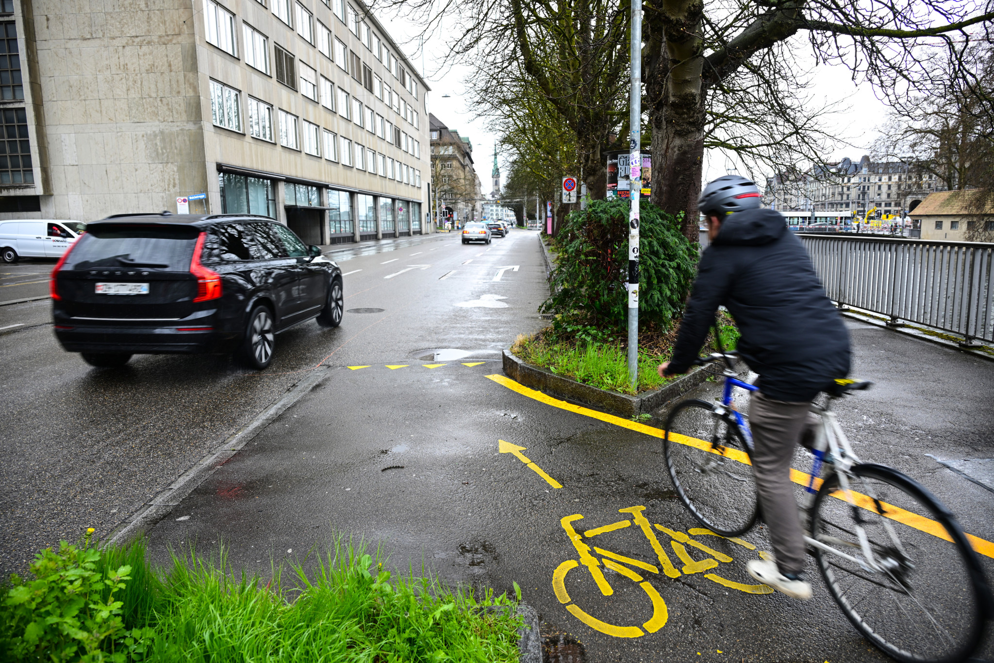 Velospur Neumühlequai: «Erhebliches Sicherheits­risiko»: Zürcher Verkehrsstreit spitzt sich weiter zu