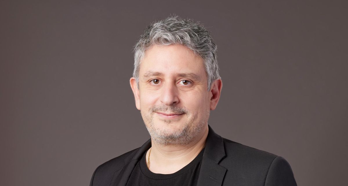 Lausanne, le 5 novembre 2021. Fabian Muhieddine, Rédacteur en chef adjoint a la rédaction T et chroniqueur au Matin Dimanche. Photo Yvain Genevay / Le Matin Dimanche