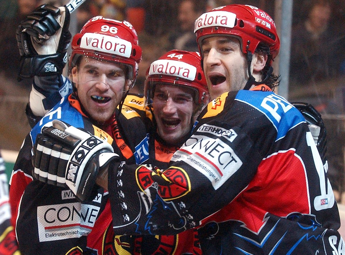 SCB-Jubel: Yves Sarault, Marc Weber und Christian Dubé (von rechts) feiern einen Treffer gegen Basel am 18. Januar 2004 in Bern.