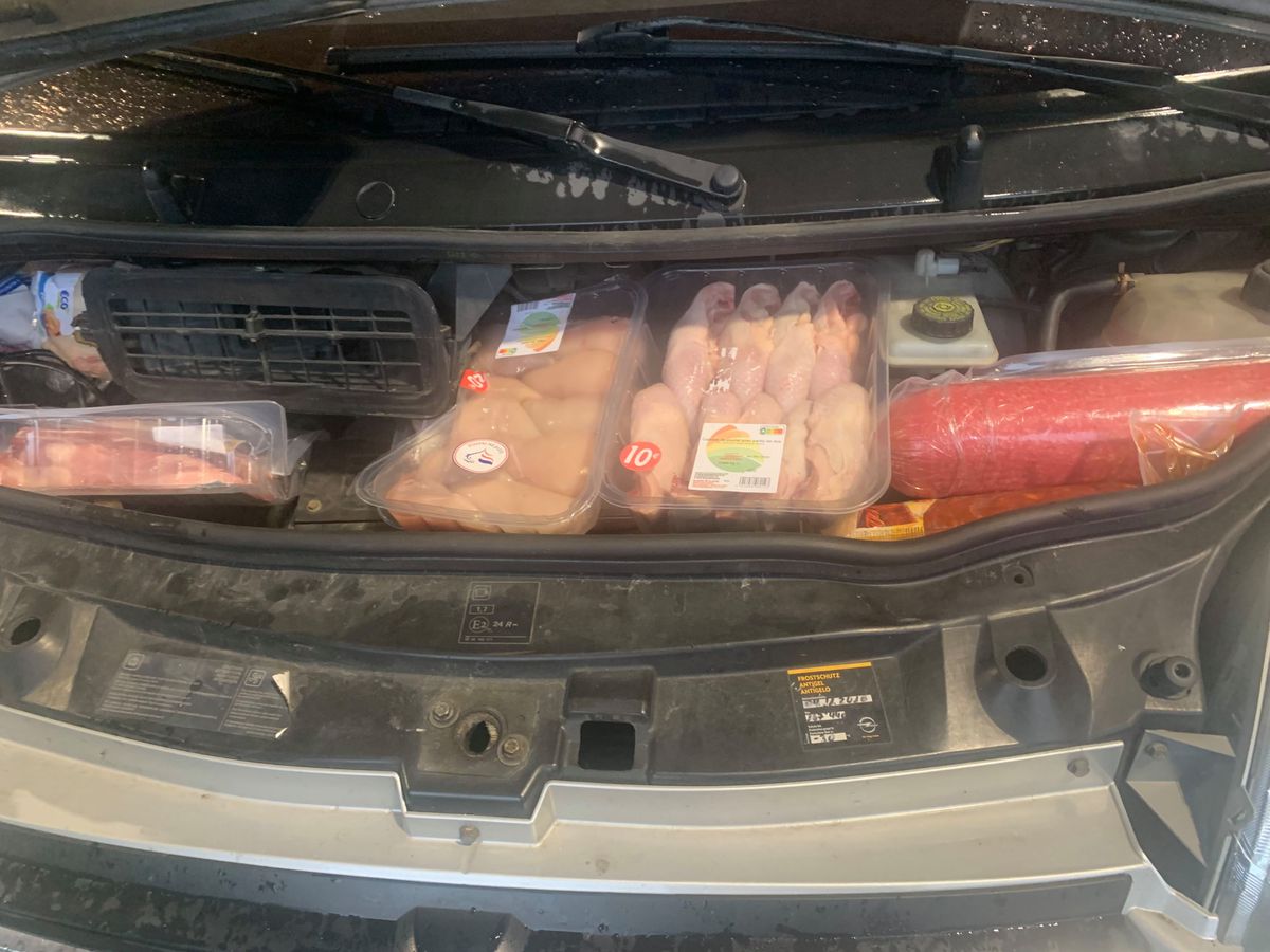 Il planque 20 kilos de viande sous le capot de sa voiture