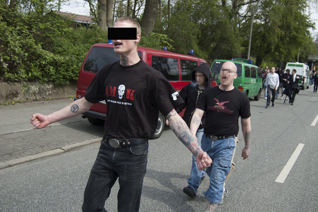 Im Rahmen einer international angelegten Razzia am 17. Juli 2013 in der Schweiz, in Deutschland und in den Niederlanden wurde auch die Gefängniszelle des Schweizer Neonazis Sebastien N. durchsucht. Die Behörden ermitteln gegen ein internationales rechtsextremes Terrornetzwerk. Im Rahmen einer international angelegten Razzia am 17. Juli 2013 in der Schweiz, in Deutschland und in den Niederlanden wurde auch die Gefängniszelle des Schweizer Neonazis Sebastien N. durchsucht. Die Behörden ermitteln gegen ein internationales rechtsextremes Terrornetzwerk.