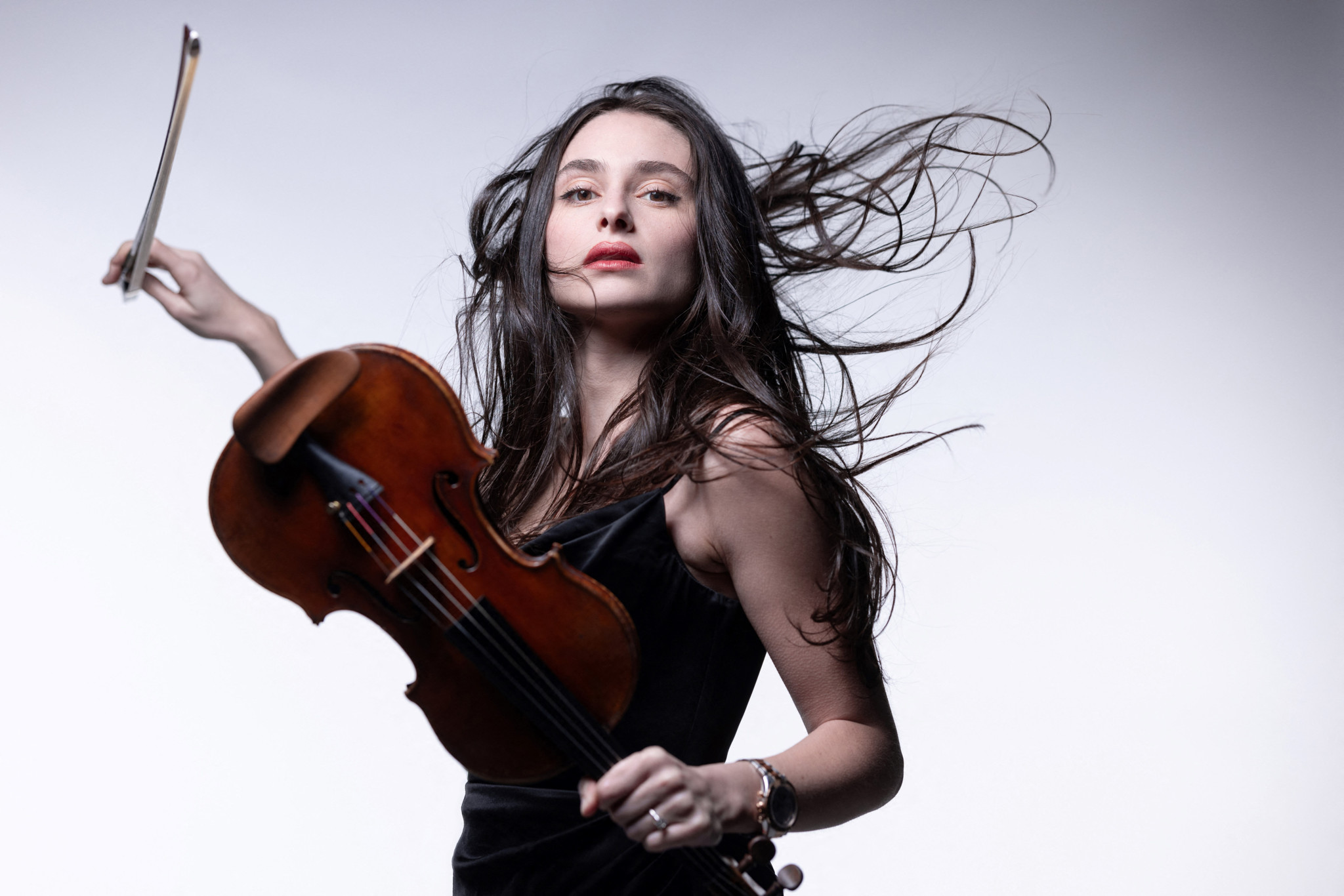 Musique classique 2.0: Féminisme, réseaux sociaux, bikini… La violoniste Esther Abrami s’affranchit des codes du classique