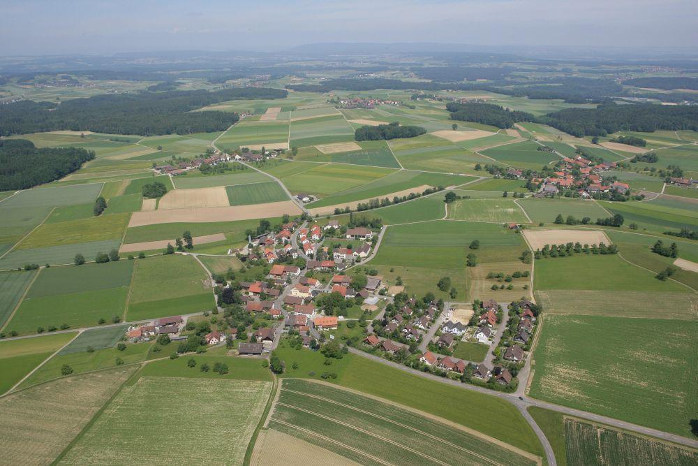 Der Hauptort Rutschwil (Bildmitte unten) mit den Dörfern Dägerlen (oben links), Oberwil (Mitte oben) und Berg (oben rechts). Das Dorf Bänk (südlich von Rutschwil) ist nicht mehr im Bild.
