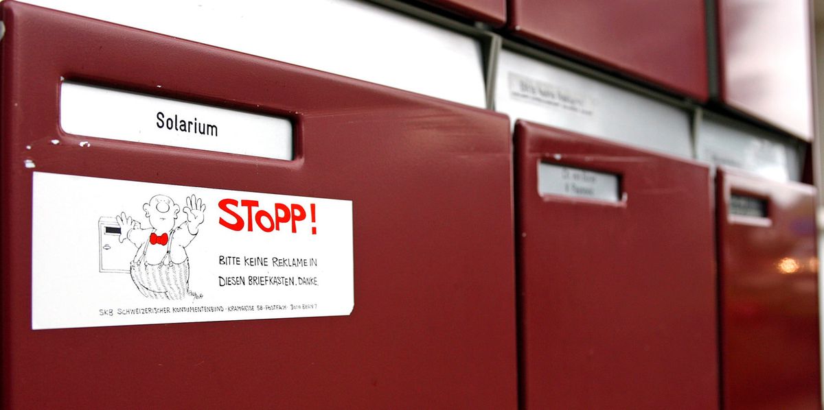 Warnhinweise auf Briefkästen sind kein Garant dafür, dass keine Werbung eingesteckt wird.