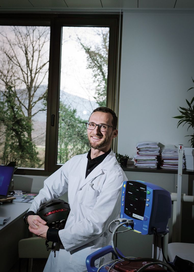 Genève, le 1 février 2024. Rencontre avec l'oncologue Mathieu Chevallier. En plus d'être médecin, il est également organisateur du Salon du Vélo à Genève et chef technique d'une scène du Paléo Festival. Cet homme aux multiples casquettes nous recevra dans son cabinet situé au Chemin de Beau-Soleil 20.